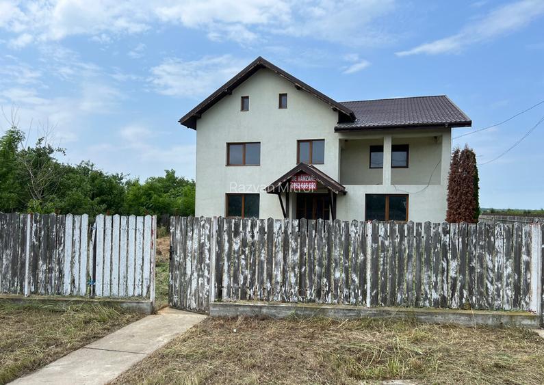 Casa cu teren 860 mp,pret accesibil. Contesti, Dambovita Casa cu teren 860 mp,pret accesibil. Contesti, Dambovita