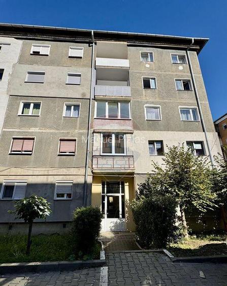 Apartament cu 3 camere decomandat, mobilat