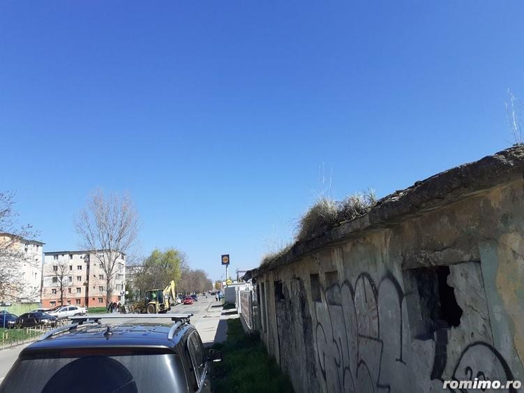 Teren de 9000 mp, în Est