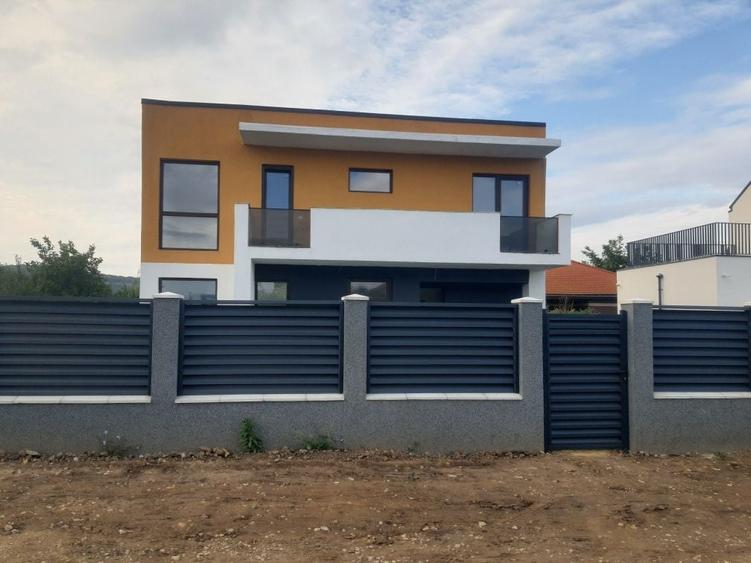 Casă cu 4 camere în Drumul Carului