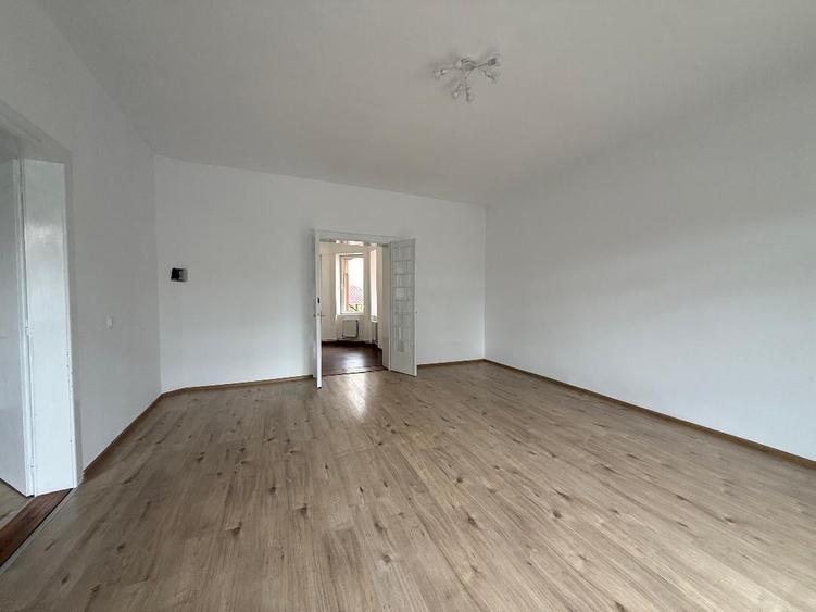 Casă cu 4 camere cu Teren 430 Mp în Cetate