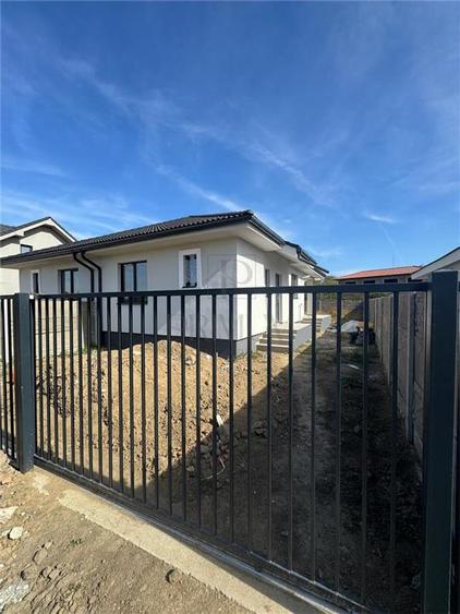 Duplex cu 3 camere cu Canalizare în Albina