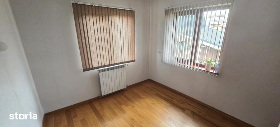 Casă cu 4 camere cu Teren 150 Mp în Văcăresti