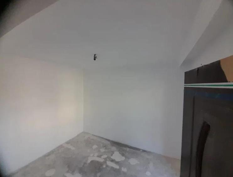 Apartament cu 3 camere semidecomandat în Mircea cel Bătrân