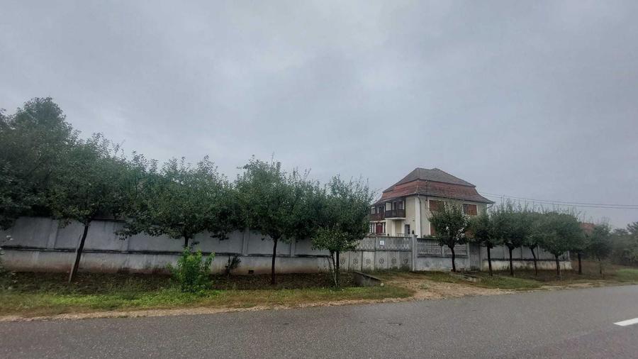 Casă cu 4 camere în Sânlazăr