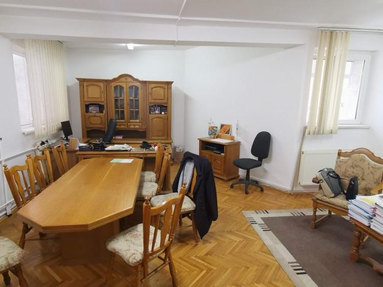 Birou, de 526 mp, în Central