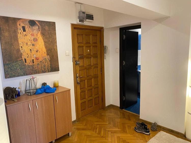 Apartament cu 3 camere semidecomandat în Calea Victoriei
