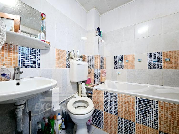 Casă individuală cu 6 camere cu Canalizare în Sud-Vest
