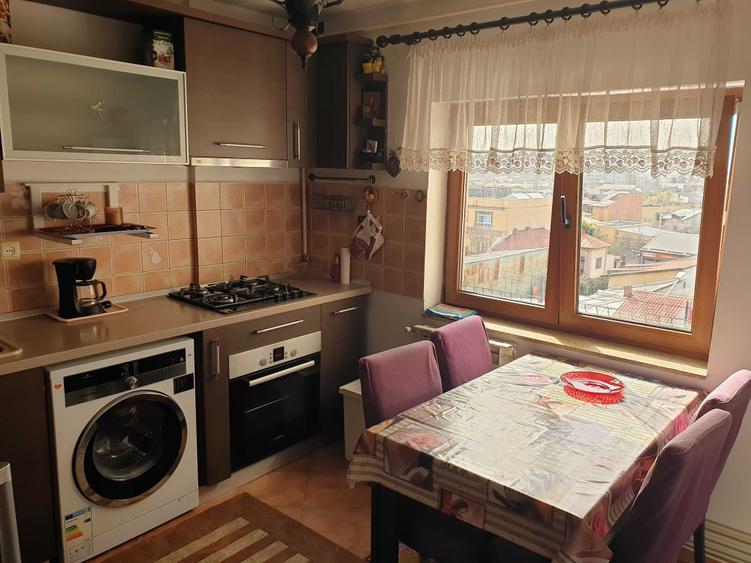 Apartament cu 3 camere decomandat în Cantacuzino