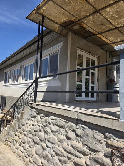 Vand casa in localitatea Pui - 4