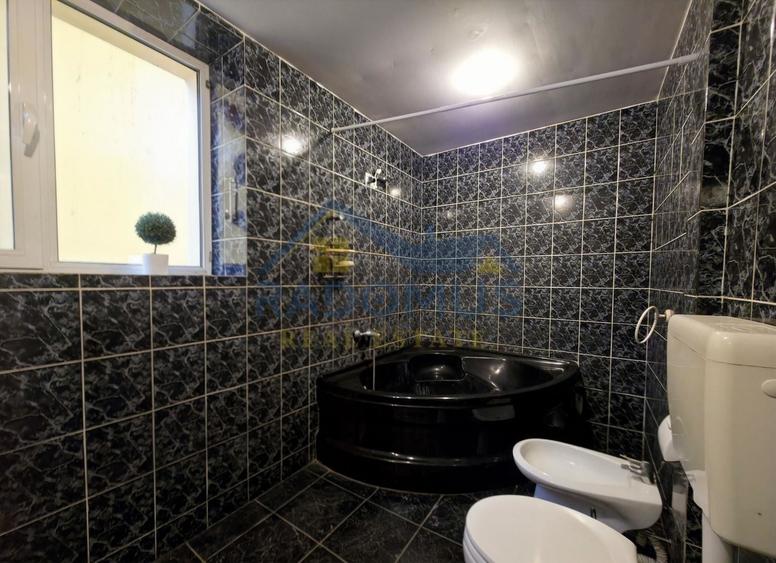 Casă individuală cu 8 camere cu Canalizare în Republicii