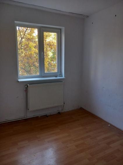 Apartament cu 3 camere semidecomandat în Gherăseni