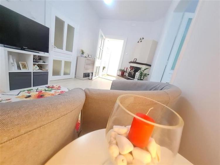 Casa, pe locatie centrala, imbinare apreciabila intre traditional si contemporan - 10