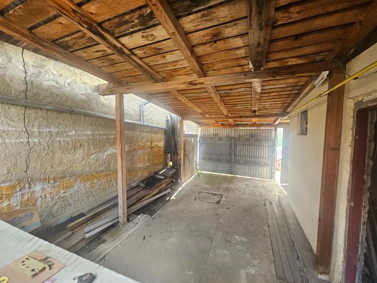 casa de vanzare in zona foarte linistita - 6