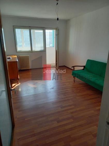 Apartament cu 3 camere semidecomandat în Titulescu Apartament cu 3 camere semidecomandat în Titulescu