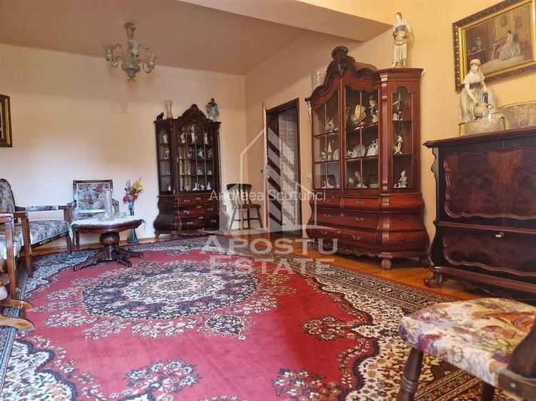 Casa familiala cu spatiu comercial si garaj P+1E+M 720 Mp