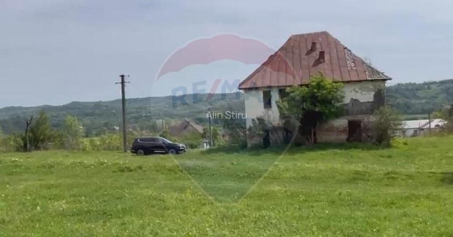 Fost Conac cu padure si teren 54h