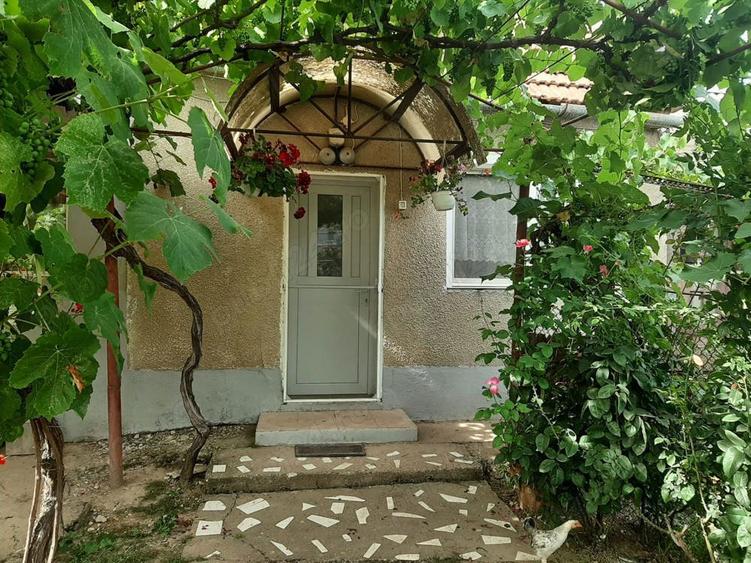 Vand casa in Chisirid. Tel: - 3