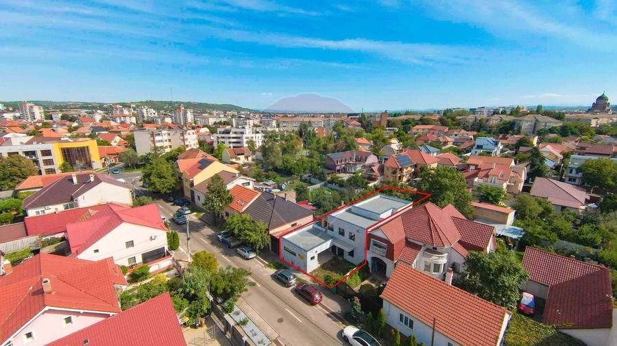 De vanzare, casa la rosu in zona centrala, Str. Emil Racovita - 1