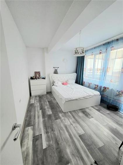 Apartament cu 3 camere decomandat, mobilat în Palazu Mare