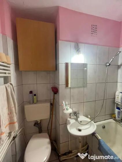 Apartament cu 3 camere semidecomandat în Central