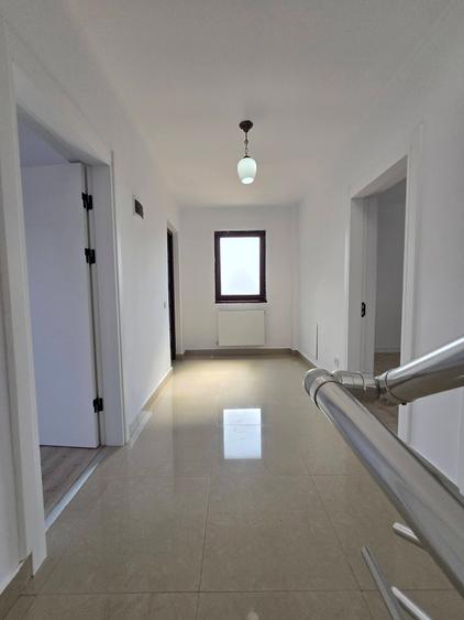 Casă individuală cu 6 camere cu Canalizare în Central