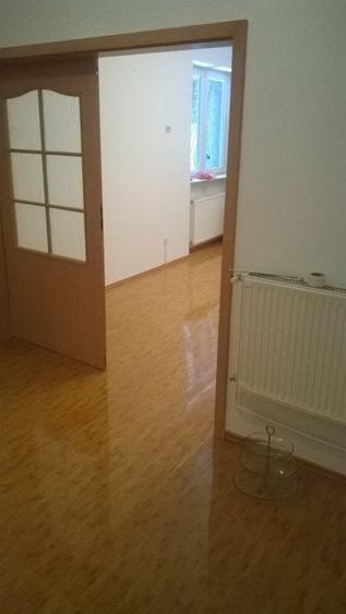Apartament cu 3 camere decomandat, mobilat în P-ța Victoriei