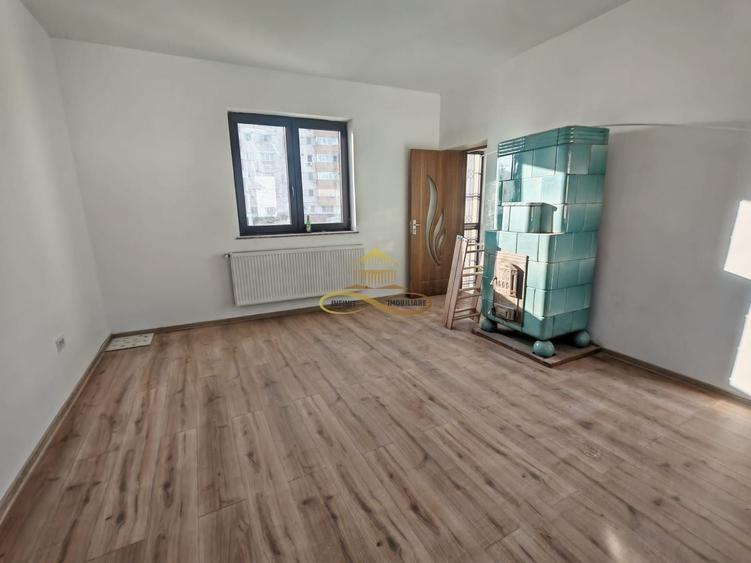 Casă individuală cu 6 camere cu Canalizare în Central