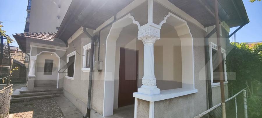 Casă individuală cu 7 camere cu Canalizare în Central