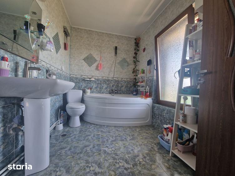 Valu lui Traian- Vila P+1, 4 camere, 1 garaj, teren 716mp-260.000e neg - 3