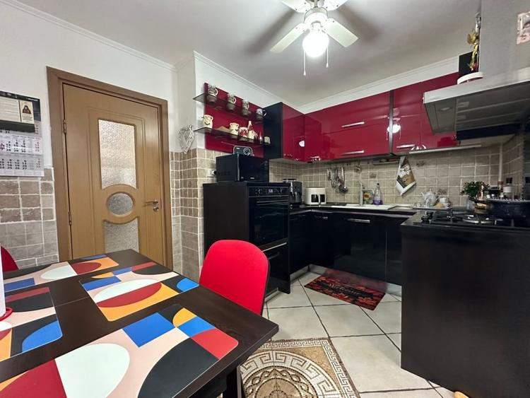Apartament cu 3 camere decomandat, mobilat în Radu Negru