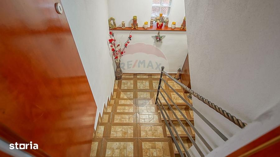 Casă cu 9 camere cu Teren 377 Mp în Central