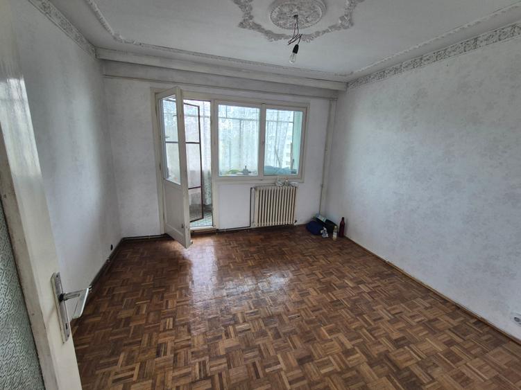 Apartament cu 3 camere semidecomandat în Micro I