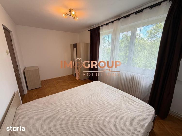 Apartament cu 3 camere semidecomandat în Podu Roș