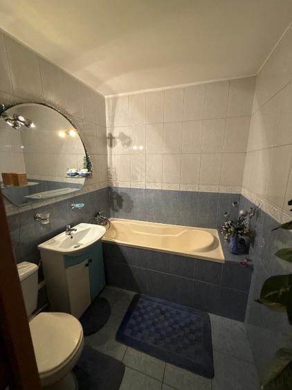 Apartament cu 5 camere semidecomandat, mobilat în Central