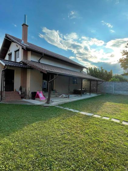 Casă cu 4 camere în Olteni