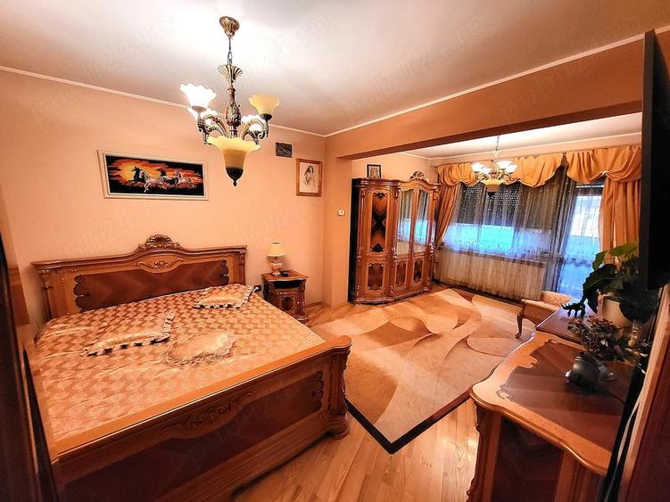 Casă cu 11 camere cu Teren 308 Mp în Exterior Vest
