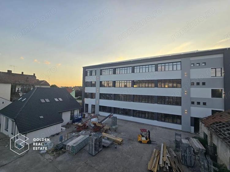 Cladire in centru cu 3 etaje, renovata, 100+locuri parcare - 1