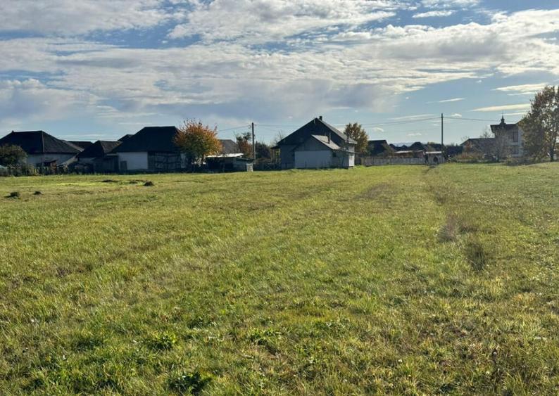 Teren pentru constructie ,20 ari,pozitie excelenta la drumul - 2