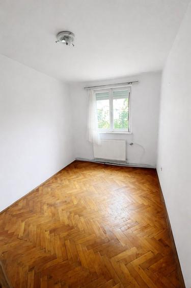 Vand apartament 3 camere+beci.Zona Unic ,str.Aleea Ciresilor - 3