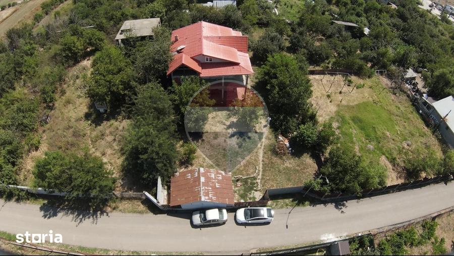 Casă cu 6 camere cu Teren 2600 Mp în Grădinari