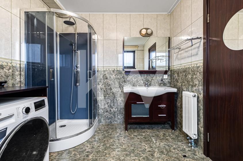 Închiriere apartament 4 camere, acces la parcare cu barieră, strada De Mijloc - 15