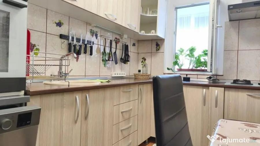 Apartament cu 3 camere decomandat în Central