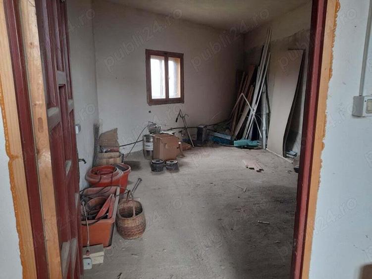 O resedinta spatioasa cu 2375mp de teren si hala de productie in suprafata de 800mp - 6