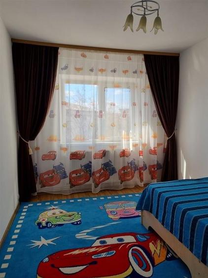 Apartament cu 3 camere decomandat în Nicolina