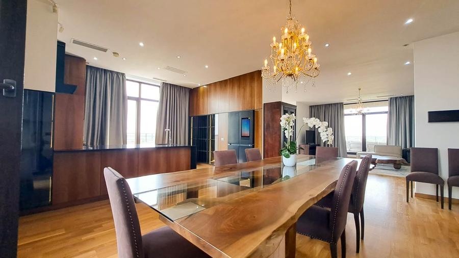 Apartament cu 4 camere semidecomandat, mobilat în Băneasa