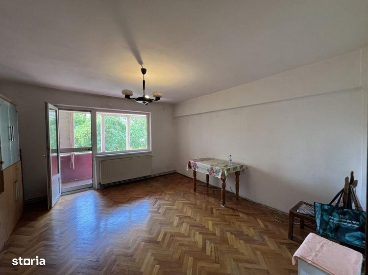 Apartament cu 4 camere în Micro 16