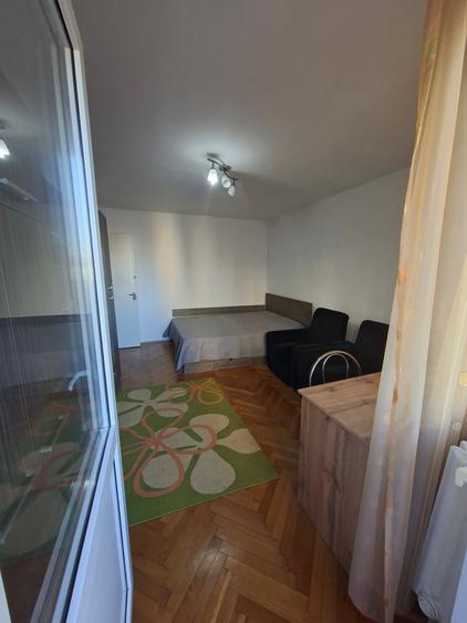 Garsonieră decomandată în Girocului
