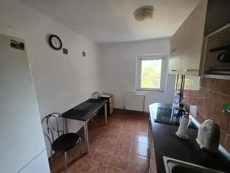 Apartament cu 3 camere decomandat în Girocului