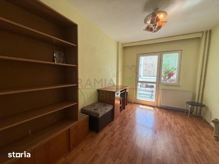 Apartament cu 3 camere decomandat, mobilat în Tractorul